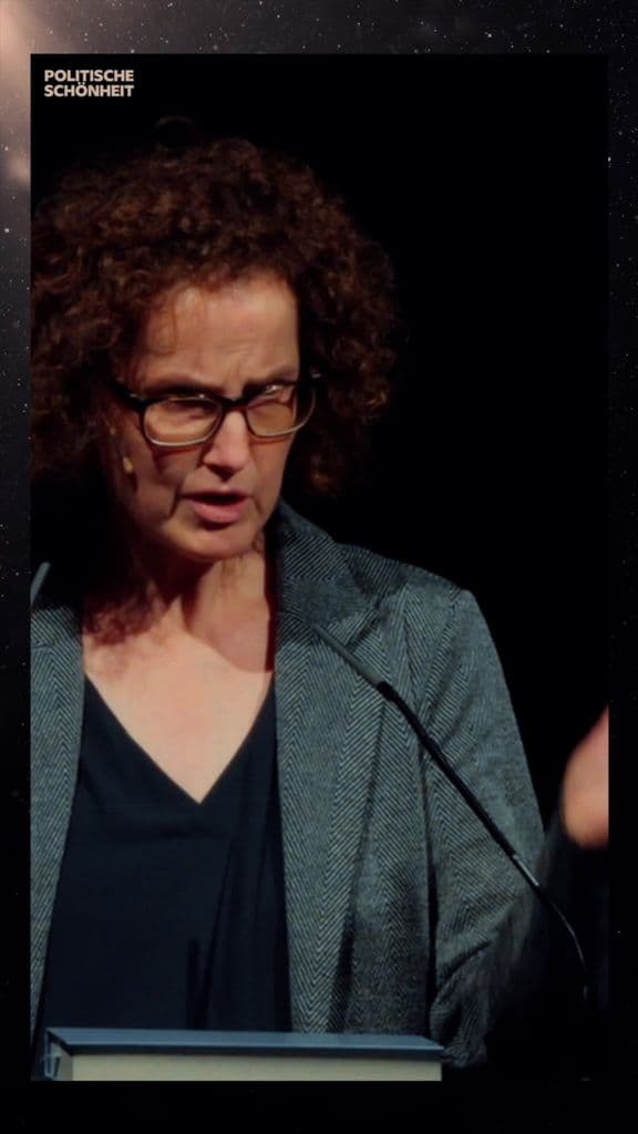 Diese Studie ist der Knaller: Heike Klüver hat 1.237 Regierungen in 57 Demokratien über 50 Jahre ausgewertet. Die Schlüsselfrage: Werden Rechtsextreme „entzaubert“, wenn sie mitregieren? Die Antwort ist brutal eindeutig: Nein. Im Gegenteil. Sobald rechtsextreme Parteien an der Regierung sitzen, legen sie bei der nächsten Wahl im Schnitt um mind. 5–6 Prozentpunkte zu. Schlimmer noch: Es ist vollkommen egal, wie katastrophal sie regieren. Ob Chaos, Skandal oder Totalversagen – die Bilanz spielt keine Rolle. Regierungsleistung hat keinen messbaren Einfluss auf das Wahlergebnis. Das Fazit: Die These der Entzauberung hat „keinerlei empirische Unterstützung“! Brandmauern wirken. Ihr Abbau gar nicht! 