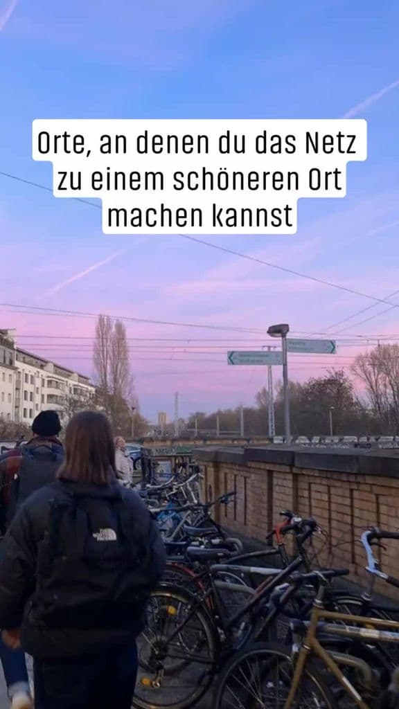Das Schöne an digitaler Zivilcourage? Du kannst sie überall in die Tat umsetzen! Ob auf dem Sofa, am Strand, im Café oder im Park - ein Like und ein unterstützender Kommentar gehen überall und können viel bewegen. Manchmal reicht genau das: sichtbar sein, stärken, Haltung zeigen ✨