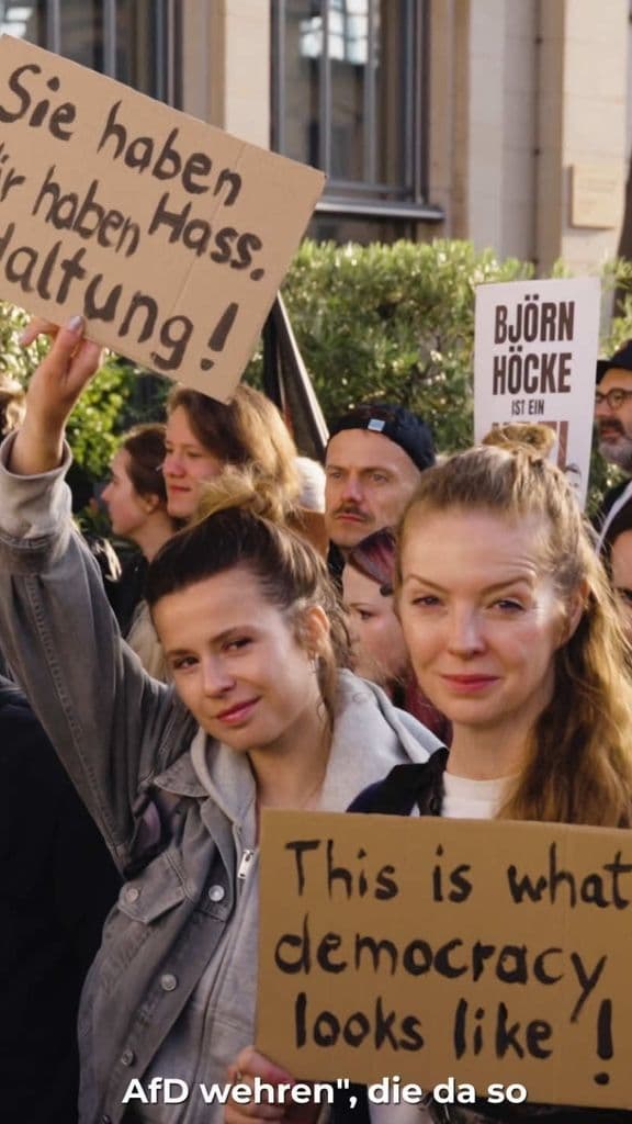 Das ist kein Tag der AfD, sondern einer der Mehrheit! Wir dürfen nie vergessen: Die meisten Menschen sitzen nicht in der Messehalle in Erfurt, sondern davor und im ganzen Land. Die Mehrheit in Deutschland fragt sich: Wann wird diese rechtsradikale Partei endlich verboten? Sie kommen aus den Kirchen, aus der Wissenschaft, aus der Schule – aus der ganzen Breite der Gesellschaft. 50.000 Menschen sind heute allein in Erfurt und so viele mehr widersprechen im Alltag, @widersetzen sich überall, jeden Tag. Die AfD ist verfassungswidrig. Sie kämpft gegen alles, was uns schützt. Schützen wir, was uns frei macht, bevor es dafür zu spät ist!