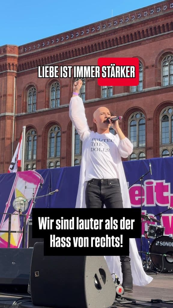 WIR SIND 32.000 IN BERLIN! ❤️❤️❤️ Danke an alle, die heute in Berlin für Demokratie und Vielfalt auf die Straße gegangen sind 🫶 Danke an alle Organisator*innen und Helfer*innen der Sterndemo, allen voran @Hand in Hand 🙏 Wir lassen uns nicht unterkriegen und einschüchtern!  Wir sind laut und wir bleiben laut! ✊ Morgen demonstrieren wir ab 14:30 Uhr in Friedrichshagen - kommt vorbei! 🔥 #demokratie #gegenhass 